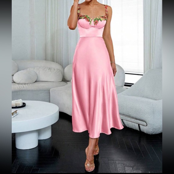 Luxe floral embroidered party cami dress - Picture 3 of 6